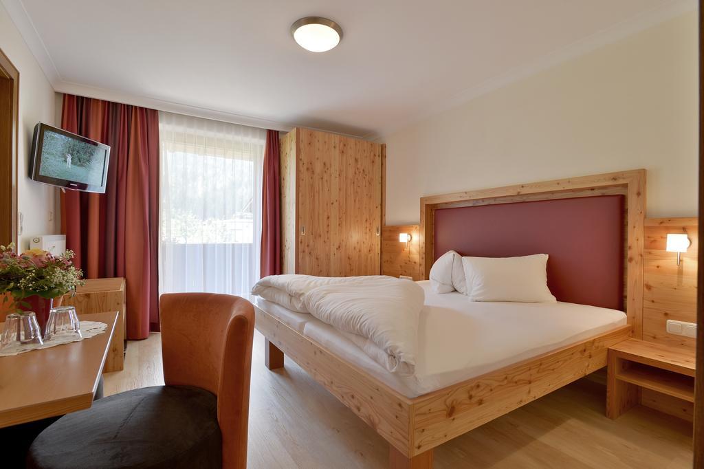 Hotel Maximilian مايرهوفن الغرفة الصورة