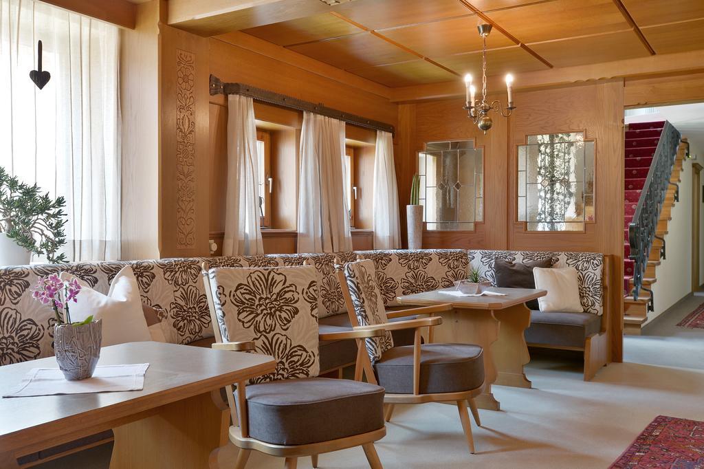 Hotel Maximilian مايرهوفن الغرفة الصورة